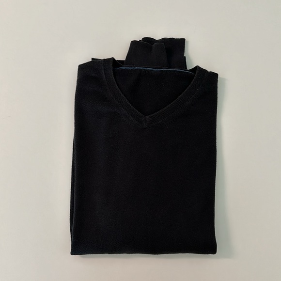 Facconable V-Neck black sweater. - Picture 4 of 4